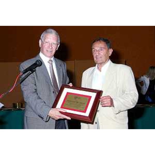 Emilio Felluga (Presidente Regionale del Coni) premia Augusto Re David "Aquile dello Sport" 2005 (Grado, 15/06/06)