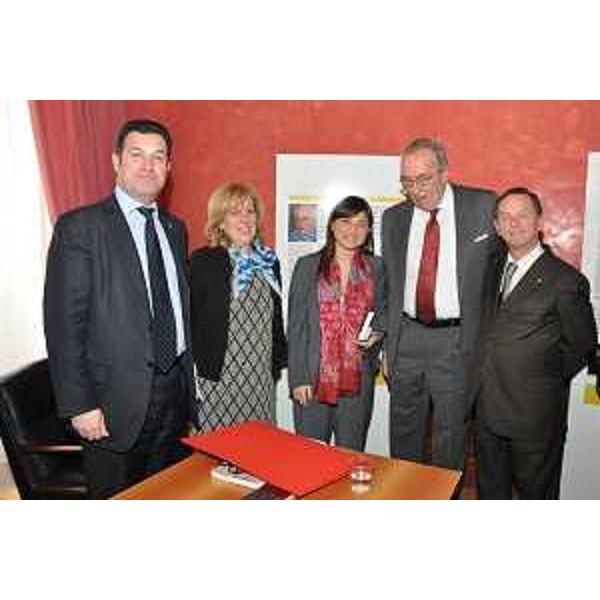 Franco Iacop (Presidente Consiglio regionale FVG), Raffaella Cargnelutti (Autrice), Debora Serracchiani (Presidente Regione Friuli Venezia Giulia), Francesco Pittoni (Presidente Fogolar Furlan Roma) e Roberto Sancin (Presidente Associazione Triestini Roma) alla presentazione del libro e della mostra "Alla gentilezza di chi la raccoglie. Dall'inferno di Buchenwald una storia vera" - Roma 27/01/2016