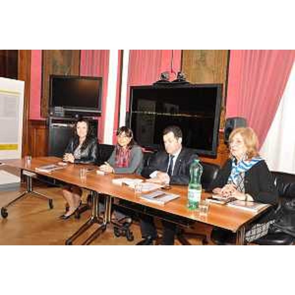 Monica Bertarelli (Giornalista), Debora Serracchiani (Presidente Regione Friuli Venezia Giulia), Franco Iacop (Presidente Consiglio regionale FVG) e Raffaella Cargnelutti (Autrice) alla presentazione del libro e della mostra "Alla gentilezza di chi la raccoglie. Dall'inferno di Buchenwald una storia vera" - Roma 27/01/2016