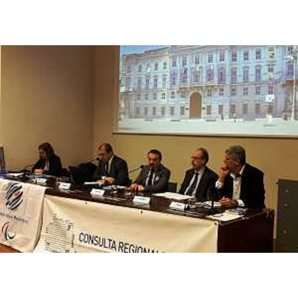 Vincenzo Zoccano (Presidente Consulta regionale Associazioni persone disabili e loro famiglie del FVG) e Gianni Torrenti (Assessore regionale Cultura e Sport) al convegno "Sport e disabilità" - Trieste 30/01/2016