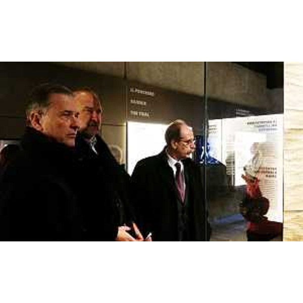 Paolo Tassinari (Assessore Cultura Comune Trieste), Roberto Cosolini (Sindaco Trieste) e Gianni Torrenti (Assessore regionale Cultura) all'inaugurazione del nuovo allestimento del Museo della Risiera di San Sabba - Trieste 31/01/2016