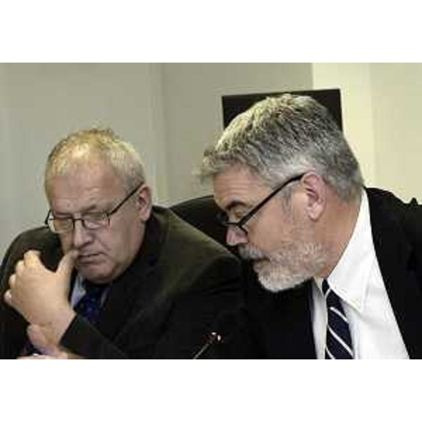 Roberto Finardi (Direttore generale Regione FVG) e Paolo Panontin (Assessore regionale Autonomie locali e Coordinamento Riforme, Comparto unico, Sistemi informativi, Caccia e Risorse ittiche, delegato Protezione civile) al Tavolo sul disegno di legge per il "Riordino delle funzioni delle Province in materia di Vigilanza ambientale, forestale, ittica e venatoria, di Ambiente, di Caccia e Pesca e di Protezione civile", con UPI, ANCI, UNCEM e organizzazioni sindcali - Udine 02/02/2016