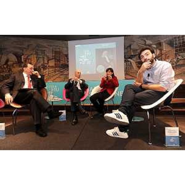 Antonio Polito (Corriere Sera), Stefano Sacchi (Università La Statale Milano), Debora Serracchiani (Presidente Regione Friuli Venezia Giulia) ed Emanuele Ferragina (Sciences Po Paris e Università Oxford) alla tavola rotonda "Cosa si può fare per cambiare direzione nel nostro Paese? Soluzioni ortodosse ed eterodosse", nella seconda giornata del Future Forum della CCIAA - Udine 02/02/2016 (Foto Petrussi / Petrussi Diego)