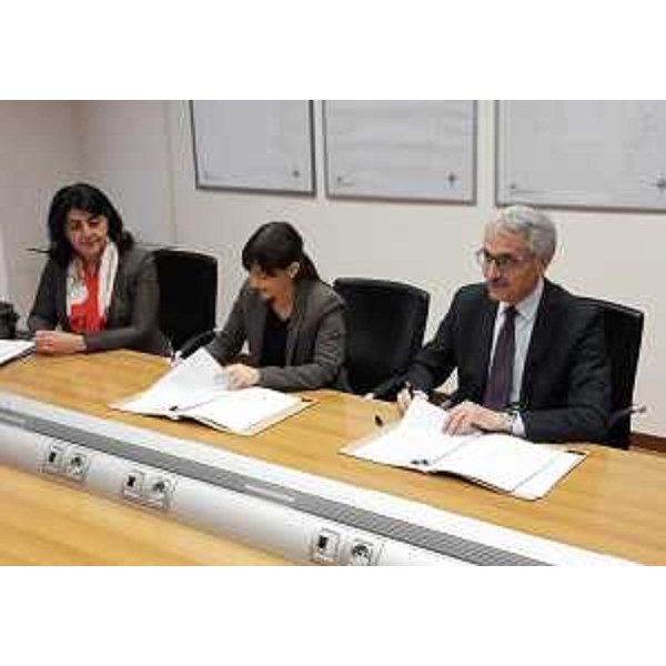 Mariagrazia Santoro (Assessore regionale Infrastrutture e Territorio), Debora Serracchiani (Presidente Regione Friuli Venezia Giulia) e Maurizio Gentile (Amministratore delegato RFI) alla firma dell'Accordo Quadro tra Regione FVG e Rete Ferroviaria Italiana (RFI) - Roma 03/02/2016