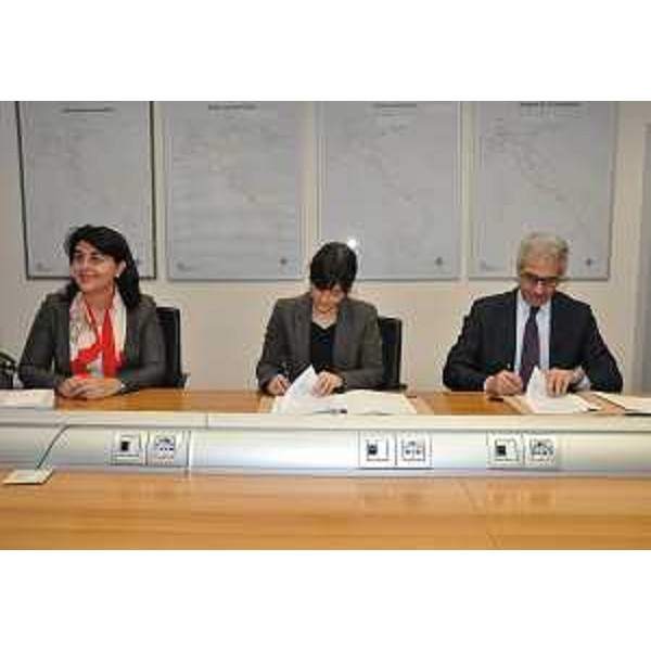 Mariagrazia Santoro (Assessore regionale Infrastrutture e Territorio), Debora Serracchiani (Presidente Regione Friuli Venezia Giulia) e Maurizio Gentile (Amministratore delegato RFI) alla firma dell'Accordo Quadro tra Regione FVG e Rete Ferroviaria Italiana (RFI) - Roma 03/02/2016