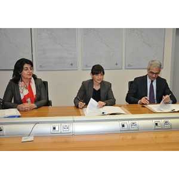Mariagrazia Santoro (Assessore regionale Infrastrutture e Territorio), Debora Serracchiani (Presidente Regione Friuli Venezia Giulia) e Maurizio Gentile (Amministratore delegato RFI) alla firma dell'Accordo Quadro tra Regione FVG e Rete Ferroviaria Italiana (RFI) - Roma 03/02/2016