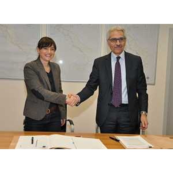 Debora Serracchiani (Presidente Regione Friuli Venezia Giulia) e Maurizio Gentile (Amministratore delegato RFI) alla firma dell'Accordo Quadro tra Regione FVG e Rete Ferroviaria Italiana (RFI) - Roma 03/02/2016