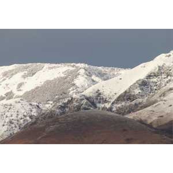 Neve fresca sul Monte di Mezzo visto da Maniago Libero, Frazione di Maniago (Pordenone). Foto: Archivio del Corpo forestale regionale - Marco Pradella