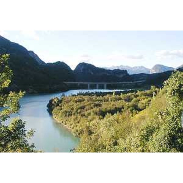 Il Lago dei Tre Comuni, verso Cesclans (Cavazzo Carnico, Udine), e il viadotto autostradale. Foto: Archivio del Corpo forestale regionale - Marco Pradella 