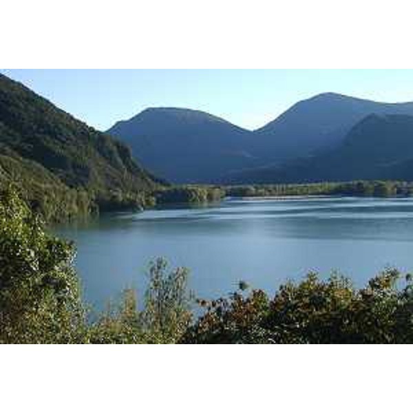 Il Lago dei Tre Comuni e il Monte Cuar sullo sfondo. Foto: Archivio del Corpo forestale regionale - Marco Pradella