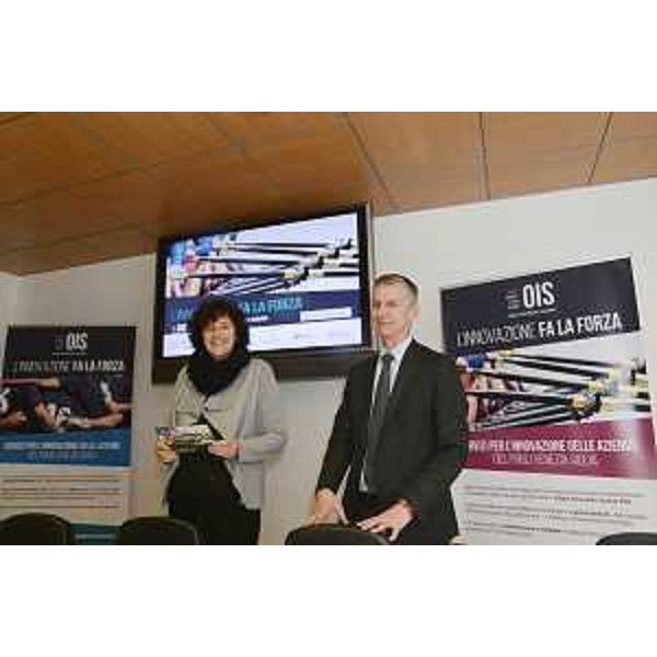 Loredana Panariti (Assessore regionale Lavoro, Formazione, Istruzione, Pari Opportunità, Politiche giovanili, Ricerca e Università) e Guido Nassimbeni (Presidente Friuli Innovazione) alla presentazione di "Open Innovation System (OIS) FVG", sistema unico e integrato per le aziende del FVG - Udine 09/02/2016