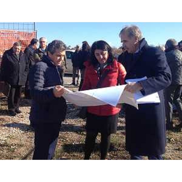 Francesco Martines (Sindaco Palmanova), Mariagrazia Santoro (Assessore regionale Infrastrutture e Territorio) e Domenico Degano (Amministratore unico ATER Udine) alla consegna dei lavori di avvio del cantiere per la realizzazione di 50 abitazioni e relative opere di urbanizzazione nel quartiere Santa Giustina - Palmanova 11/02/2016
