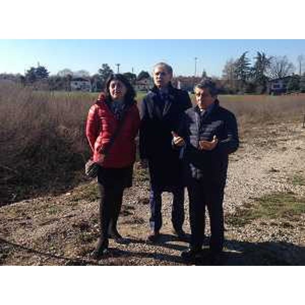 Mariagrazia Santoro (Assessore regionale Infrastrutture e Territorio), Domenico Degano (Amministratore unico ATER Udine) e Francesco Martines (Sindaco Palmanova) alla consegna dei lavori di avvio del cantiere per la realizzazione di 50 abitazioni e relative opere di urbanizzazione nel quartiere Santa Giustina - Palmanova 11/02/2016