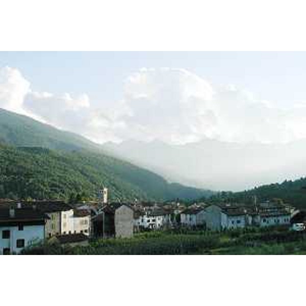 L'abitato di Andreis (Pordenone) in Valcellina e, sullo sfondo, il Monte Cavallo. Foto: Archivio del Corpo forestale regionale - Marco Pradella
