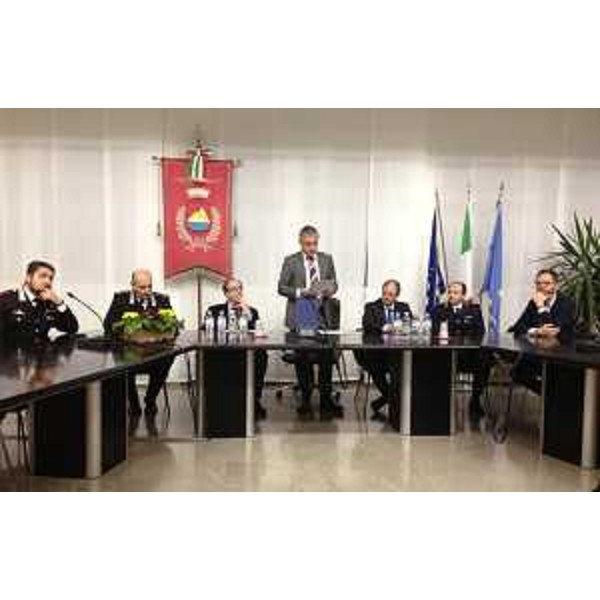 Gianni Torrenti (Assessore regionale Solidarietà), con Vittorio Zappalorto (Prefetto Udine), Alessandro Miconi (Vicequestore aggiunto Udine), Marco Zearo (Comandante provinciale Carabinieri Udine), Gianni Borghi (Sindaco Cavazzo) e Fabio Di Lenardo (Responsabile CRI Udine), all'assemblea pubblica nella Sala consiliare del Municipio - Cavazzo Carnico 11/02/2016