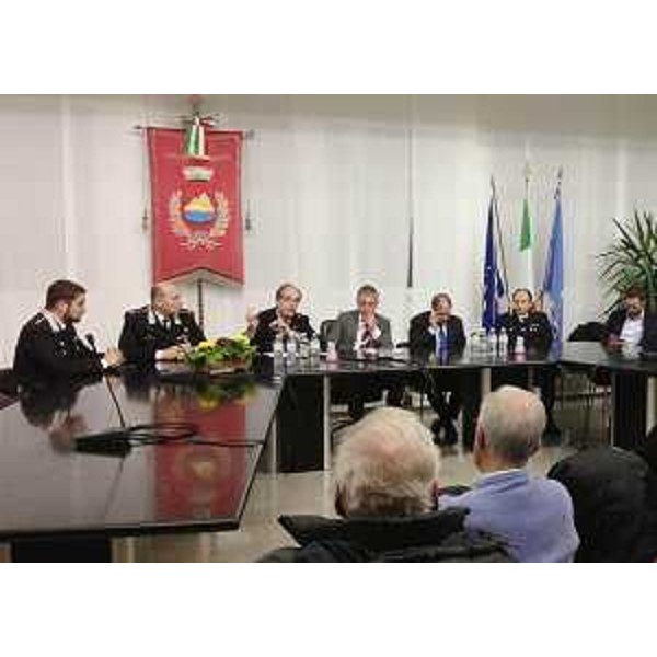 Gianni Torrenti (Assessore regionale Solidarietà), con Vittorio Zappalorto (Prefetto Udine), Alessandro Miconi (Vicequestore aggiunto Udine), Marco Zearo (Comandante provinciale Carabinieri Udine), Gianni Borghi (Sindaco Cavazzo) e Fabio Di Lenardo (Responsabile CRI Udine), all'assemblea pubblica nella Sala consiliare del Municipio - Cavazzo Carnico 11/02/2016
