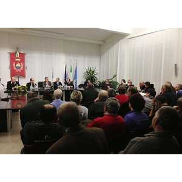 Gianni Torrenti (Assessore regionale Solidarietà), con Vittorio Zappalorto (Prefetto Udine), Alessandro Miconi (Vicequestore aggiunto Udine), Marco Zearo (Comandante provinciale Carabinieri Udine), Gianni Borghi (Sindaco Cavazzo) e Fabio Di Lenardo (Responsabile CRI Udine), all'assemblea pubblica nella Sala consiliare del Municipio - Cavazzo Carnico 11/02/2016