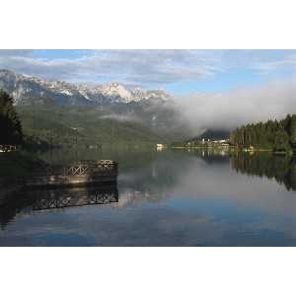 Il Lago artificiale di Barcis e Barcis (Pordenone) in Valcellina. Foto: Archivio del Corpo forestale regionale - Marco Pradella