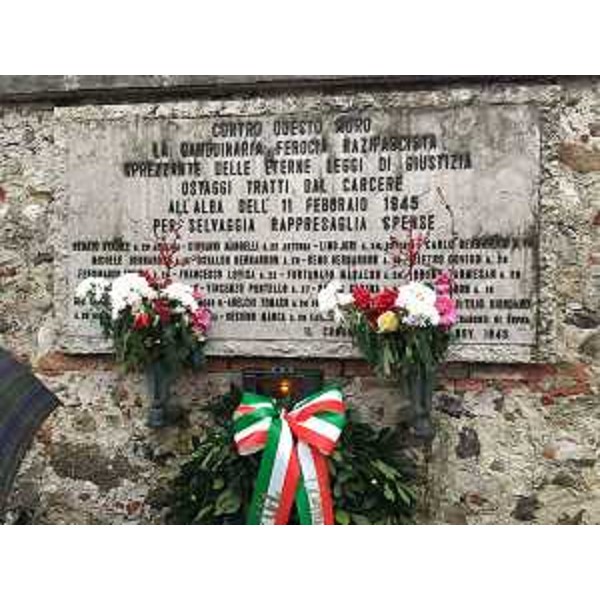 Lapide in ricordo dell'eccidio di 23 partigiani fucilati l'11 febbraio 1945 presso il muro di cinta del Cimitero - Udine 14/02/2016