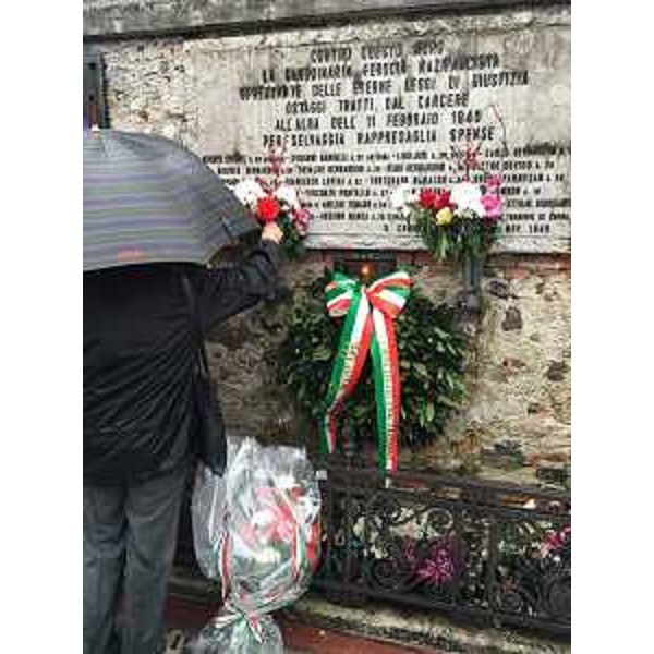 Lapide in ricordo dell'eccidio di 23 partigiani fucilati l'11 febbraio 1945 presso il muro di cinta del Cimitero - Udine 14/02/2016