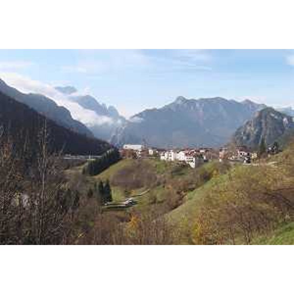 L'abitato del comune di Claut (Pordenone) in Val Cellina e, sullo sfondo, il Col Nudo. Foto: Archivio del Corpo forestale regionale - Marco Pradella