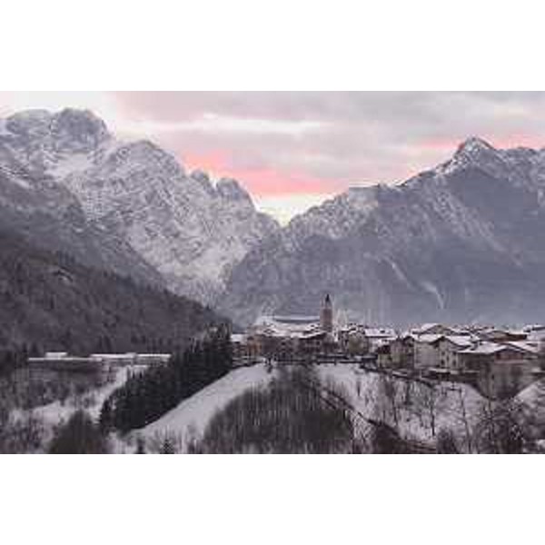 Valcellina: Claut (Pordenone) d'inverno e il Col Nudo sullo sfondo. Foto: Archivio del Corpo forestale regionale - Marco Pradella