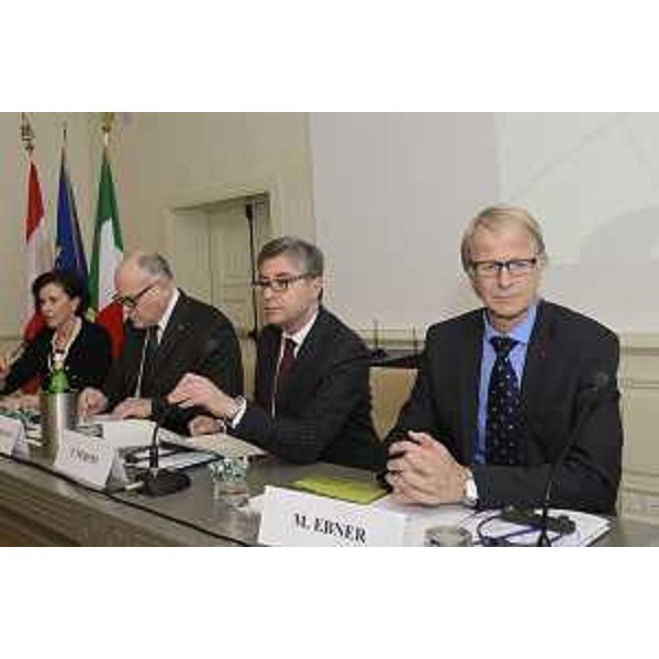 Diego Vecchiato (Direttore Dipartimento Politiche e Cooperazione internazionali Regione Veneto), Francesco Peroni (Assessore Coordinamento e Programmazione Politiche economiche e comunitarie Regione FVG) e Manfred Ebner (Consigliere Land Carinzia) nel corso dell'info day sul Programma di Cooperazione territoriale europea Interreg V-A Italia - Austria 2014-2020, nella sede della Regione Friuli Venezia Giulia - Trieste 18/02/2016