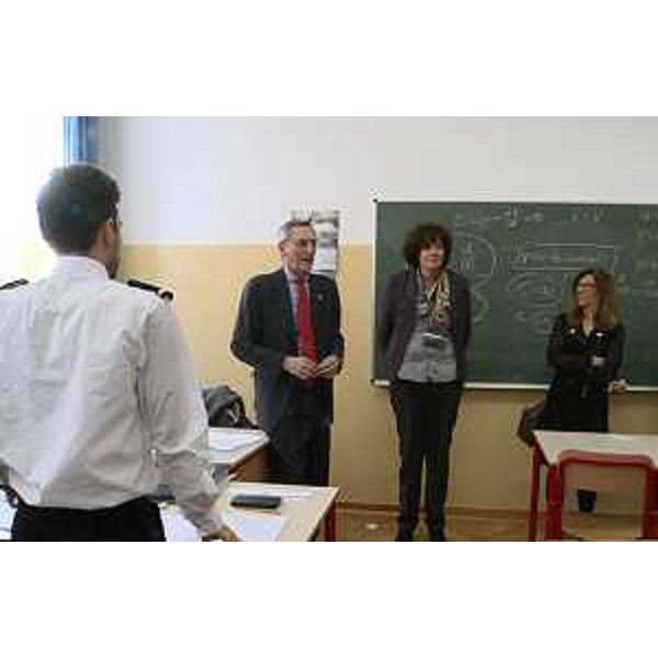 Bruno Zvech (Consiglio d'indirizzo Istituto Tecnico Superiore / ITS Mare Trieste) e Loredana Panariti (Assessore regionale Lavoro e Formazione) con allievi del corso dell'Istituto Tecnico Superiore (ITS) del Mare, attivo presso l'Istituto Nautico - Trieste 19/02/2016
