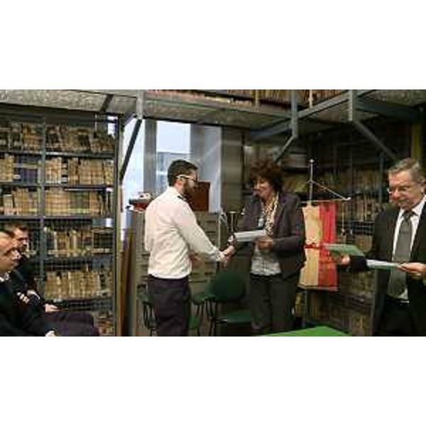Loredana Panariti (Assessore regionale Lavoro e Formazione) e Stefano Beduschi (Presidente Accademia Nautica Adriatico) con allievi del corso dell'Istituto Tecnico Superiore (ITS) del Mare, attivo presso l'Istituto Nautico - Trieste 19/02/2016