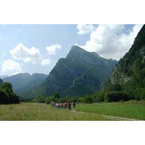 Escursionisti sul Pian Pinedo in Valcellina e il Monte Lodina sullo sfondo. Foto: Archivio del Corpo forestale regionale - Marco Pradella