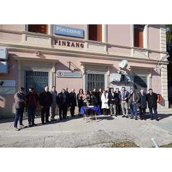 Mariagrazia Santoro (Assessore regionale Infrastrutture e Territorio) all'atto della sottoscrizione dell'accordo per la riattivazione della tratta ferroviaria Sacile-Gemona, tra gli amministratori dei comuni interessati - Stazione di Pinzano al Tagliamento 20/02/2016
