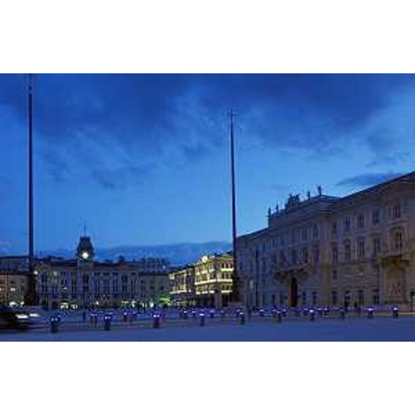 I Palazzi del Comune e della Regione Friuli Venezia Giulia, in piazza dell'Unità d'Italia, nella giornata di "M'illumino di meno 2016", campagna radiofonica di sensibilizzazione sul Risparmio energetico e la Mobilità sostenibile - Trieste 19/02/2016