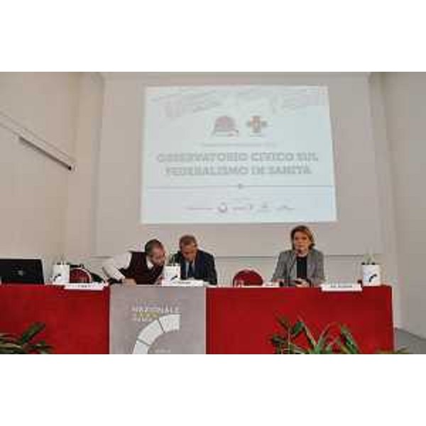 Tonino Aceti (Coordinatore nazionale Tribunale Diritti Malato Cittadinanzattiva), Fabio Tricoli (Caporedattore sede Roma Mediaset News) e Maria Sandra Telesca (Assessore regionale Salute, Integrazione socio-sanitaria, Politiche sociali e Famiglia) alla presentazione del Rapporto 2015 dell'Osservatorio civico sul Federalismo in Sanità, nella Sala Capranichetta - Roma 23/02/2016