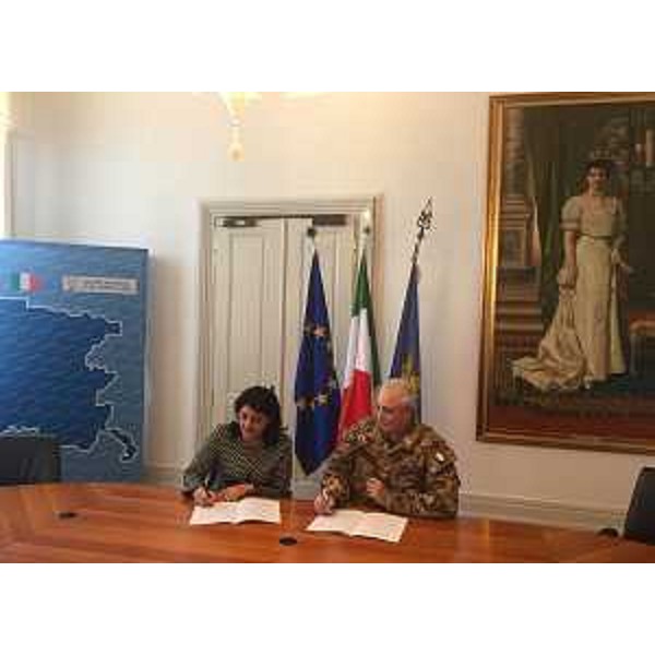 Mariagrazia Santoro (Assessore regionale Infrastrutture e Territorio) e Alessandro Guarisco (Comandante militare Esercito Italiano in FVG) al Tavolo della firma dei Disciplinari d'uso per i poligoni militari, nel Palazzo della Regione FVG - Trieste 24/02/2016 (Foto Esercito Italiano)