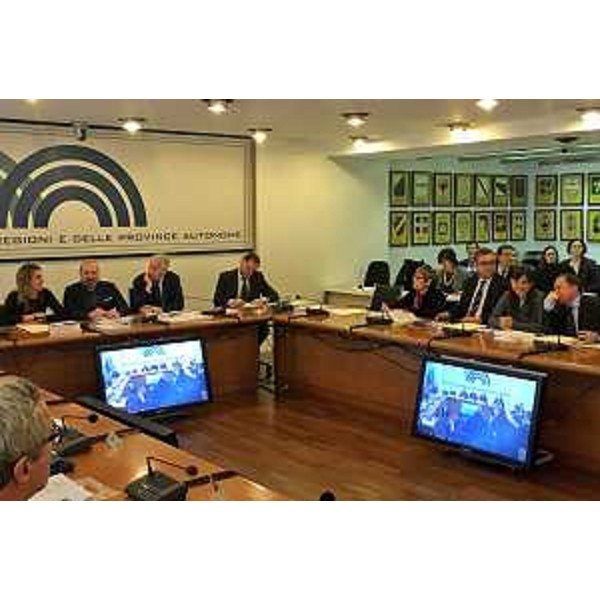 Francesco Peroni (Assessore regionale Finanze, Patrimonio, Coordinamento e Programmazione Politiche economiche e comunitarie) e Debora Serracchiani (Presidente Regione Friuli Venezia Giulia) alla seduta straordinaria della Conferenza delle Regioni e delle Province autonome, presente il ministro per la Semplificazione e la Pubblica Amministrazione Marianna Madia - Roma 25/02/2016