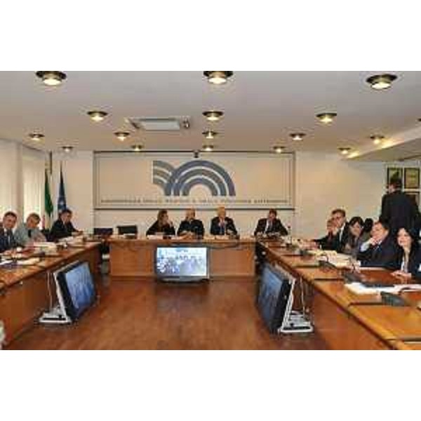 Francesco Peroni (Assessore regionale Finanze, Patrimonio, Coordinamento e Programmazione Politiche economiche e comunitarie) e Debora Serracchiani (Presidente Regione Friuli Venezia Giulia) alla seduta straordinaria della Conferenza delle Regioni e delle Province autonome, presente il ministro per la Semplificazione e la Pubblica Amministrazione Marianna Madia - Roma 25/02/2016