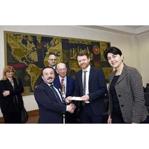 Vincenzo Zoccano e Mario Brancati (Presidente e vicepresidente Consulta regionale Associazioni Persone disabili e loro Famiglie del FVG) e Mariagrazia Santoro (Assessore regionale Infrastrutture e Territorio) premiano Giovanni De Sario per la tesi di laurea "Buone prassi per l'inserimento lavorativo di un adulto con disabilità intellettiva" - Trieste 25/02/2016