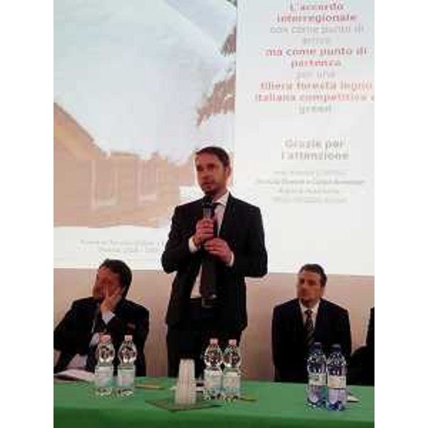 Gianni Fava (Assessore Agricoltura Regione Lombardia), Cristiano Shaurli (Assessore Risorse agricole e forestali Regione FVG) e Stefano Mai (Assessore Agricoltura, Sviluppo Entroterra e Zone rurali Regione Liguria) al Tavolo per "L'accordo interregionale sul prelievo legnoso in ambito boschivo e sulla filiera legno" - Verona 26/02/2016