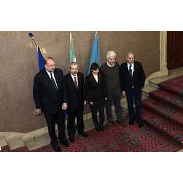 Debora Serracchiani (Presidente Regione Friuli Venezia Giulia) con i sindaci Roberto Cosolini (Trieste), Furio Honsell (Udine), Claudio Pedrotti (Pordenone) ed Ettore Romoli (Gorizia) nella sede della Regione in piazza Unità d'Italia - Trieste 26/02/2016