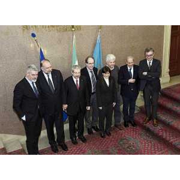 Debora Serracchiani (Presidente Regione Friuli Venezia Giulia), e gli assessori regionali Paolo Panontin (Autonomie locali), Gianni Torrenti (Solidarietà) e Francesco Peroni (Finanze), con i sindaci Roberto Cosolini (Trieste), Furio Honsell (Udine), Claudio Pedrotti (Pordenone) ed Ettore Romoli (Gorizia), nella sede della Regione in piazza Unità d'Italia - Trieste 26/02/2016