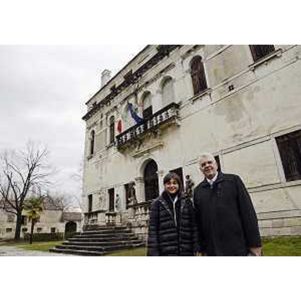Debora Serracchiani (Presidente Regione Friuli Venezia Giulia) e Giuseppe Gaiarin (Sindaco Porcia) davanti a Villa Correr Dolfin, a Rorai Piccolo - Porcia 29/02/2016