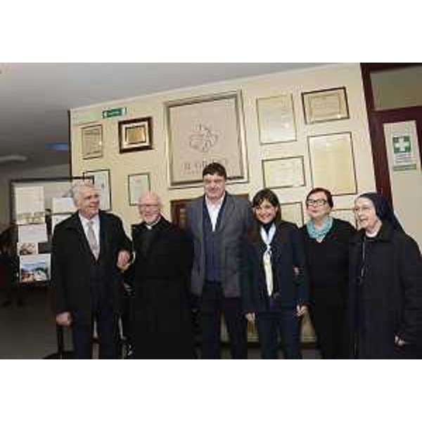 Giuseppe Gaiarin (Sindaco Porcia), don Sergio Moretto (Socio fondatore Il Giglio), Massimo Piccin (Direttore Il Giglio), Debora Serracchiani (Presidente Regione Friuli Venezia Giulia), Bruna Bergamo Galli (Presidente Il Giglio) e suor Cecilia (Responsabile Casa Famiglia Arcobaleno) alla Cooperativa sociale onlus Il Giglio - Porcia 29/02/2016