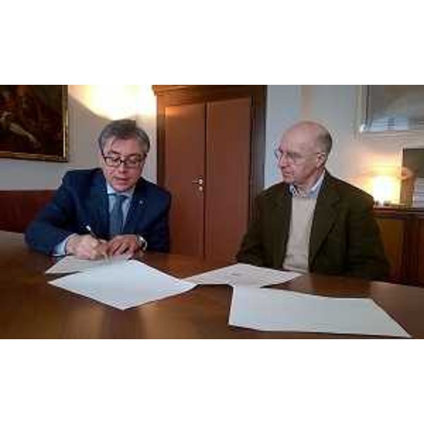 Francesco Peroni (Assessore regionale Finanze, Patrimonio, Coordinamento e Programmazione Politiche economiche e comunitarie) e Gian Carlo Dal Forno (Assessore Finanza, Economia, Pesca Comune Marano Lagunare) alla firma dell'Accordo per il trasferimento a titolo gratuito di un immobile adiacente al Mercato ittico dell'Isola del Dossat dalla Regione FVG al demanio del Comune di Marano Lagunare - Trieste 01/03/2016