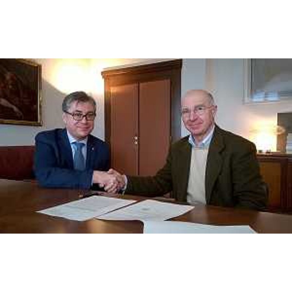 Francesco Peroni (Assessore regionale Finanze, Patrimonio, Coordinamento e Programmazione Politiche economiche e comunitarie) e Gian Carlo Dal Forno (Assessore Finanza, Economia, Pesca Comune Marano Lagunare) alla firma dell'Accordo per il trasferimento a titolo gratuito di un immobile adiacente al Mercato ittico dell'Isola del Dossat dalla Regione FVG al demanio del Comune di Marano Lagunare - Trieste 01/03/2016