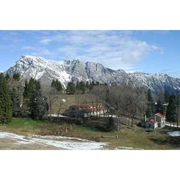 La Casera del Monte Jouf in primavera e, sullo sfondo, il Monte Raut - in comune di Frisanco (Pordenone). Foto: Archivio del Corpo forestale regionale - Marco Pradella