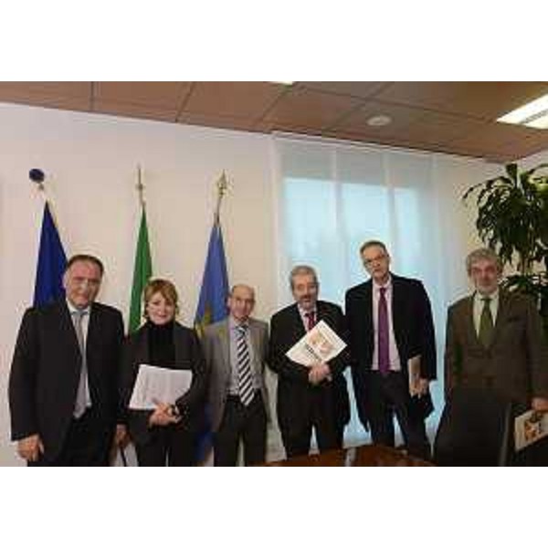Giuseppe Napoli (Presidente Federsanità-ANCI FVG), Maria Sandra Telesca (Assessore regionale Salute), Roberto Pinton (Delegato rettore Università Udine), Furio Honsell (Sindaco Udine), Maurizio Fermeglia (Rettore Università Trieste) e Mauro Delendi (Commissario straordinario AAS n. 4 Friuli Centrale) all'incontro per la firma di due Accordi per l'attuazione delle Linee previste nel Piano regionale di Prevenzione - Udine 03/03/2016