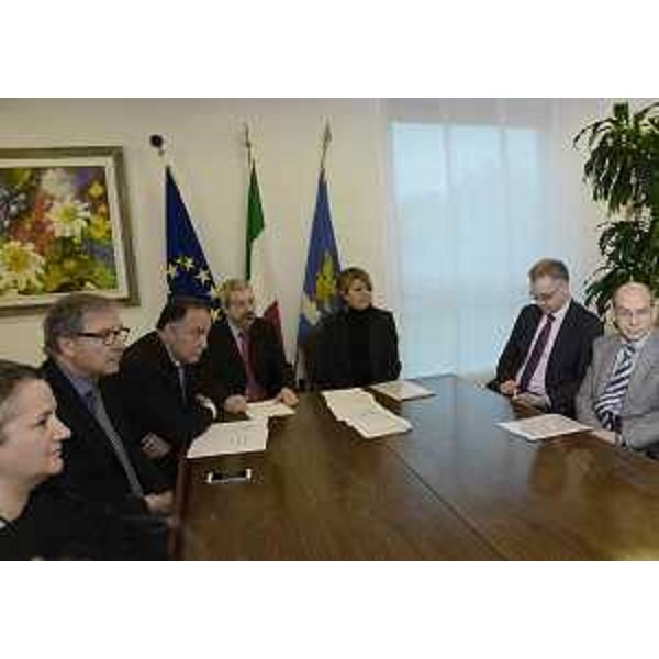 Maria Sandra Telesca (Assessore regionale Salute) al Tavolo per la firma di due Accordi per l'attuazione delle Linee previste nel Piano regionale di Prevenzione - Udine 03/03/2016