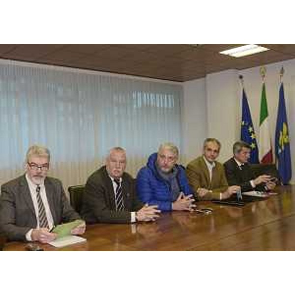 Paolo Panontin (Assessore regionale Risorse ittiche) alla conferenza stampa sulle Linee guida per l'applicazione dei Regolamenti (CE 853/2004 e CE 854/2004) nel settore dei molluschi bivalvi nelle zone di produzione, raccolta e stabulazione dell'arco costiero del Friuli Venezia Giulia e approvazione del nuovo Protocollo d'intesa tra Governo, Regioni e Province autonome di Trento e Bolzano - Udine 03/03/2016