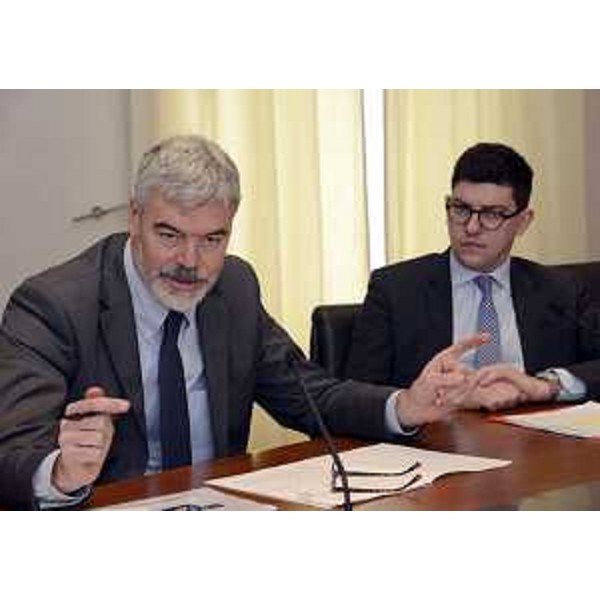 Paolo Panontin (Assessore regionale Autonomie locali e Coordinamento Riforme, Comparto unico, Sistemi informativi) e Simone Puksic (Presidente Insiel S.p.A.) alla conferenza stampa di presentazione delle nuove funzionalità della Piattaforma gestionale Ascot, nella sede della Regione FVG - Trieste 04/03/2016