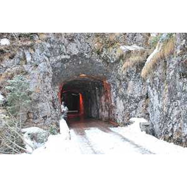 Strada comunale del Passo Pura, oggetto di intervento urgente di Protezione civile nel territorio comunale di Ampezzo - 04/03/2016